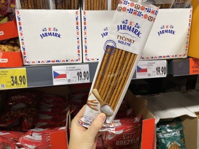 Slané tyčinky v rukou