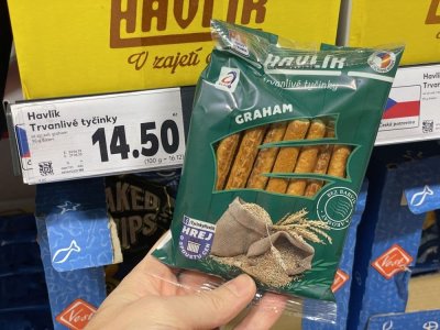 Slané tyčinky v rukou