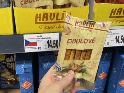 Slané tyčinky v rukou