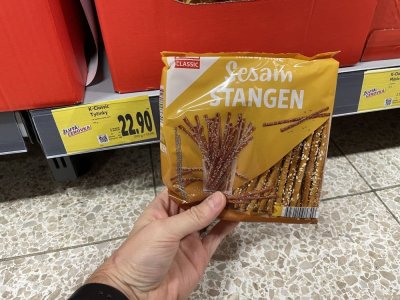 Slané tyčinky v rukou