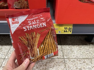 Slané tyčinky v rukou