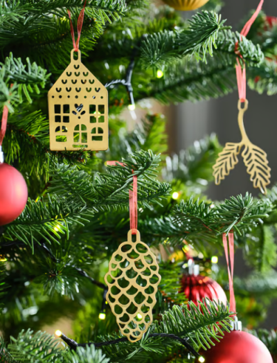 Detail vánočního stromku s ozdobami