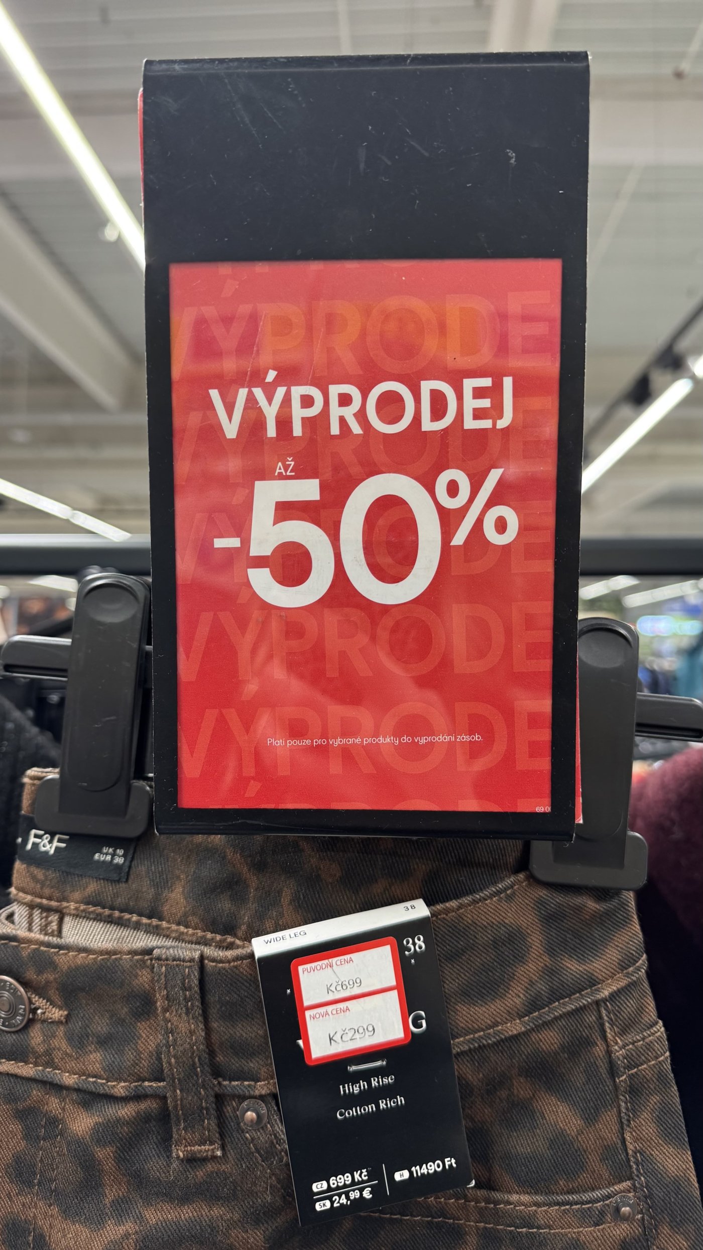 v prodejnách Tesco začal výprodej až 50 % na značku F&F. Pořídíte tam třeba stylové svetry, kalhoty a další kousky do šatníku.