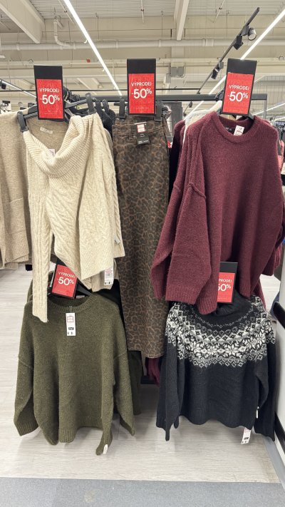 V prodejnách Tesco začal výprodej až 50 % na značku F&F. Pořídíte tam třeba stylové svetry, kalhoty a další kousky do šatníku.