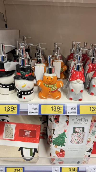 Dávkovač mýdla s vánočním motivem za 139,90 Kč (platí pro Tesco Clubcard)