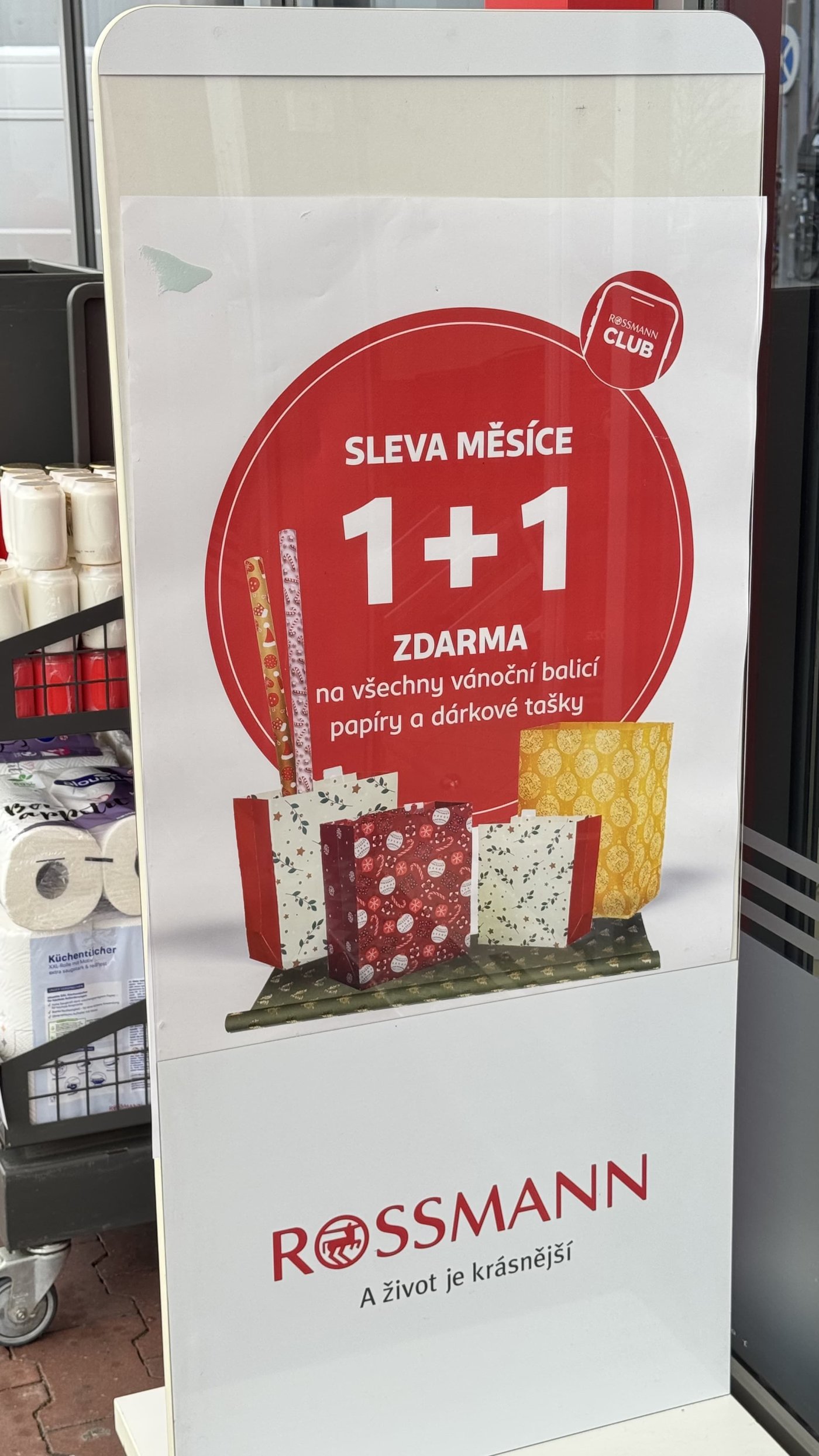 Akce 1+1 zdarma na všechny vánoční balicí papíry a dárkové tašky.