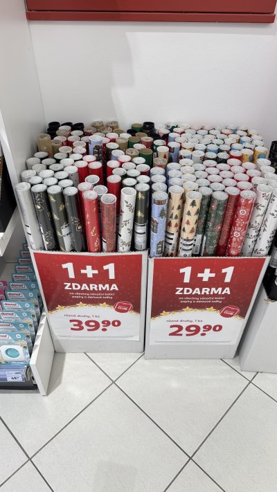 Akce 1+1 zdarma na všechny vánoční balicí papíry a dárkové tašky.