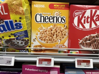 Snídaňové cereálie v supermarketu