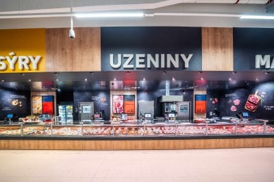 Sekce s uzeninami a sýry v prodejně Kaufland