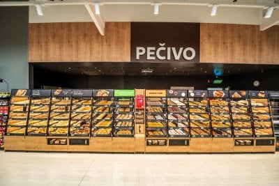 Sekce pečiva v prodejně Kaufland