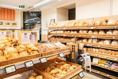 Sekce pečiva v prodejně Globus Fresh