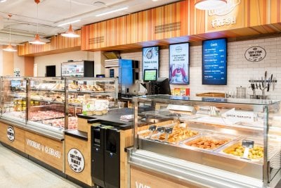 Sekce lahůdek v prodejně Globus Fresh