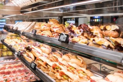 Obložené pečivo v prodejně  Globus Fresh