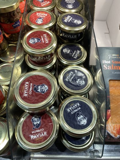 Balení kaviárů v supermarketu