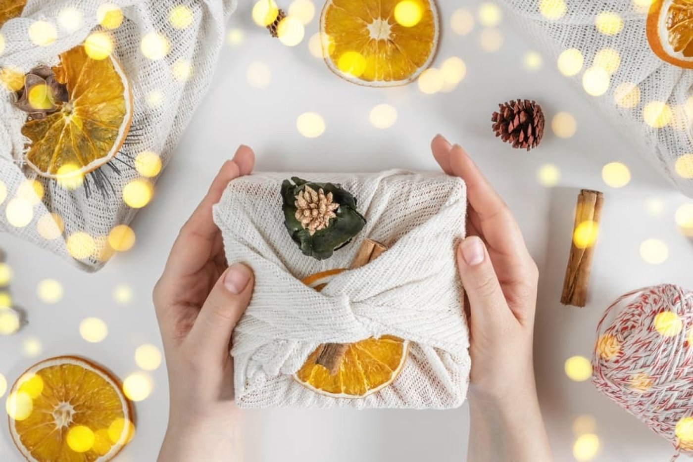 Dárek zabalený v látce, sušené plátky pomeranče