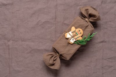 Dárek zabalený hnědou látkou