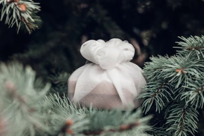 Dárek zabalený v bílé šifonové látce