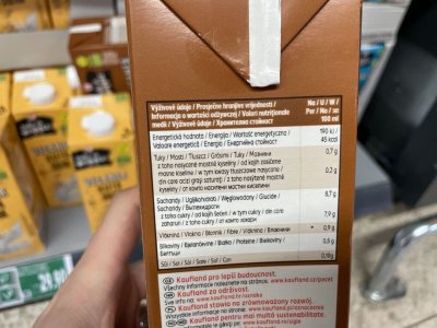 Etiketa na obalu rostlinného mléka