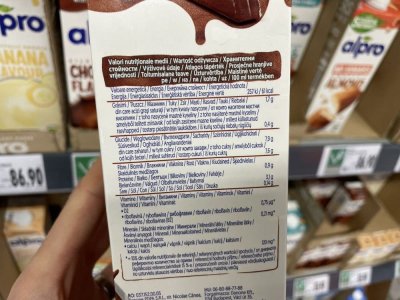 Etiketa na obalu rostlinného mléka
