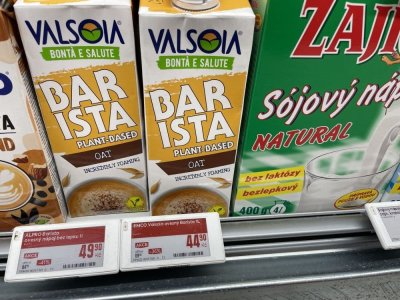 Rostlinná mléka v regálu supermarketu