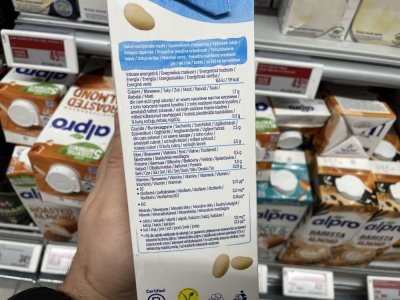 Etiketa na obalu rostlinného mléka