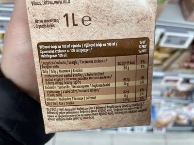 Etiketa na obalu rostlinného mléka