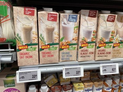 Rostlinná mléka v regálu supermarketu