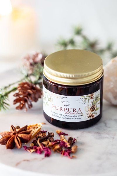 Vánoční purpura v produktovém obalu