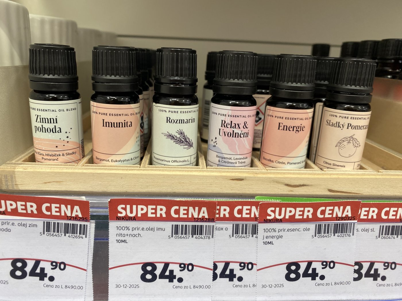 Přírodní esenciální oleje v regálu drogerie