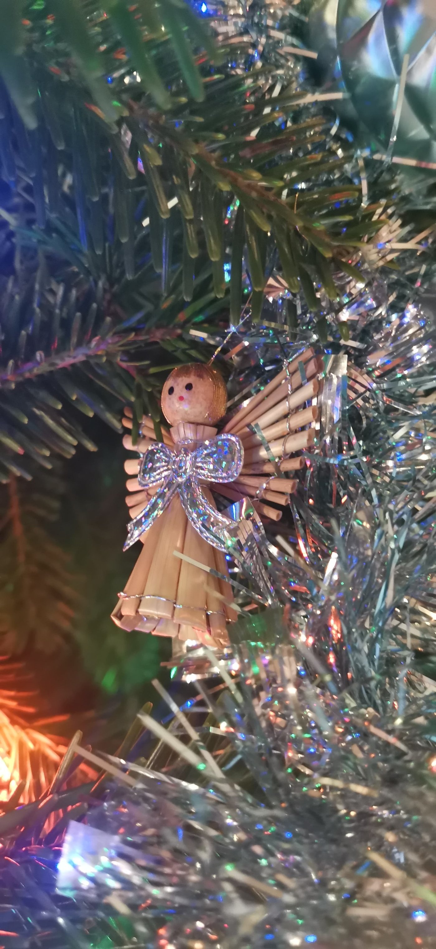 Slaměná ozdoba ve tvaru andílka