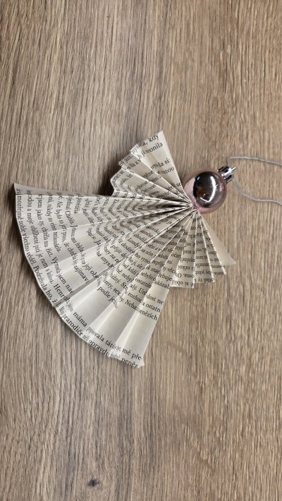 Anděl z papírové harmoniky