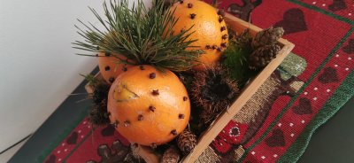Pomeranče s hřebíčkem jako dekorace