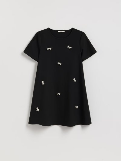 Černé dámské šaty s bílými mašličkami