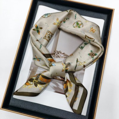 Hedvábný šátek béžovo-hnědý s peříčky