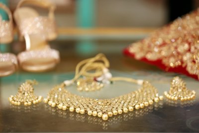 Zlaté výrazné šperky