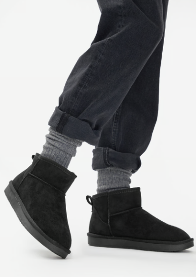 Dámské nohy v černé kotníkové obuvi