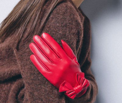 Žena v hnědém svetru a červené rukavici