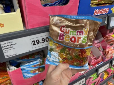 Ruka držící balení želatinových bonbonů v supermarketu