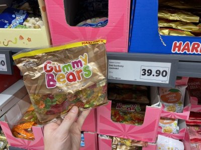 Ruka držící balení želatinových bonbonů v supermarketu