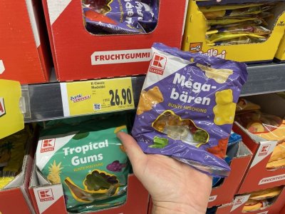 Ruka držící balení želatinových bonbonů v supermarketu