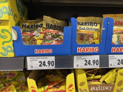 Balení želatinových bonbonů v supermarketu