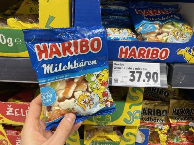 Ruka držící balení želatinových bonbonů v supermarketu