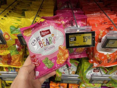 Ruka držící balení želatinových bonbonů v supermarketu