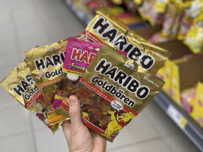 Ruka držící balení želatinových bonbonů v supermarketu