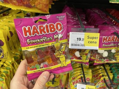 Ruka držící balení želatinových bonbonů v supermarketu