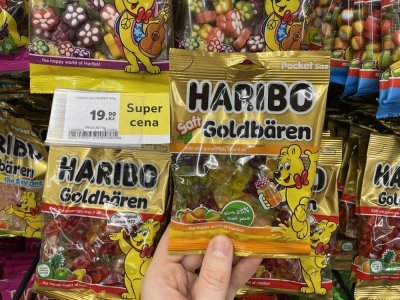 Ruka držící balení želatinových bonbonů v supermarketu