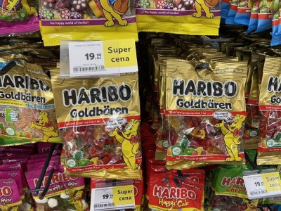 Balení želatinových bonbonů v supermarketu