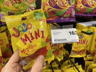 Ruka držící balení želatinových bonbonů v supermarketu