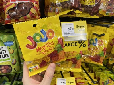 Ruka držící balení želatinových bonbonů v supermarketu