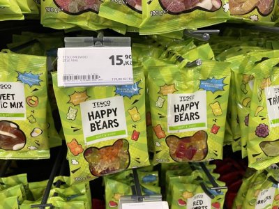 Balení želatinových bonbonů v supermarketu